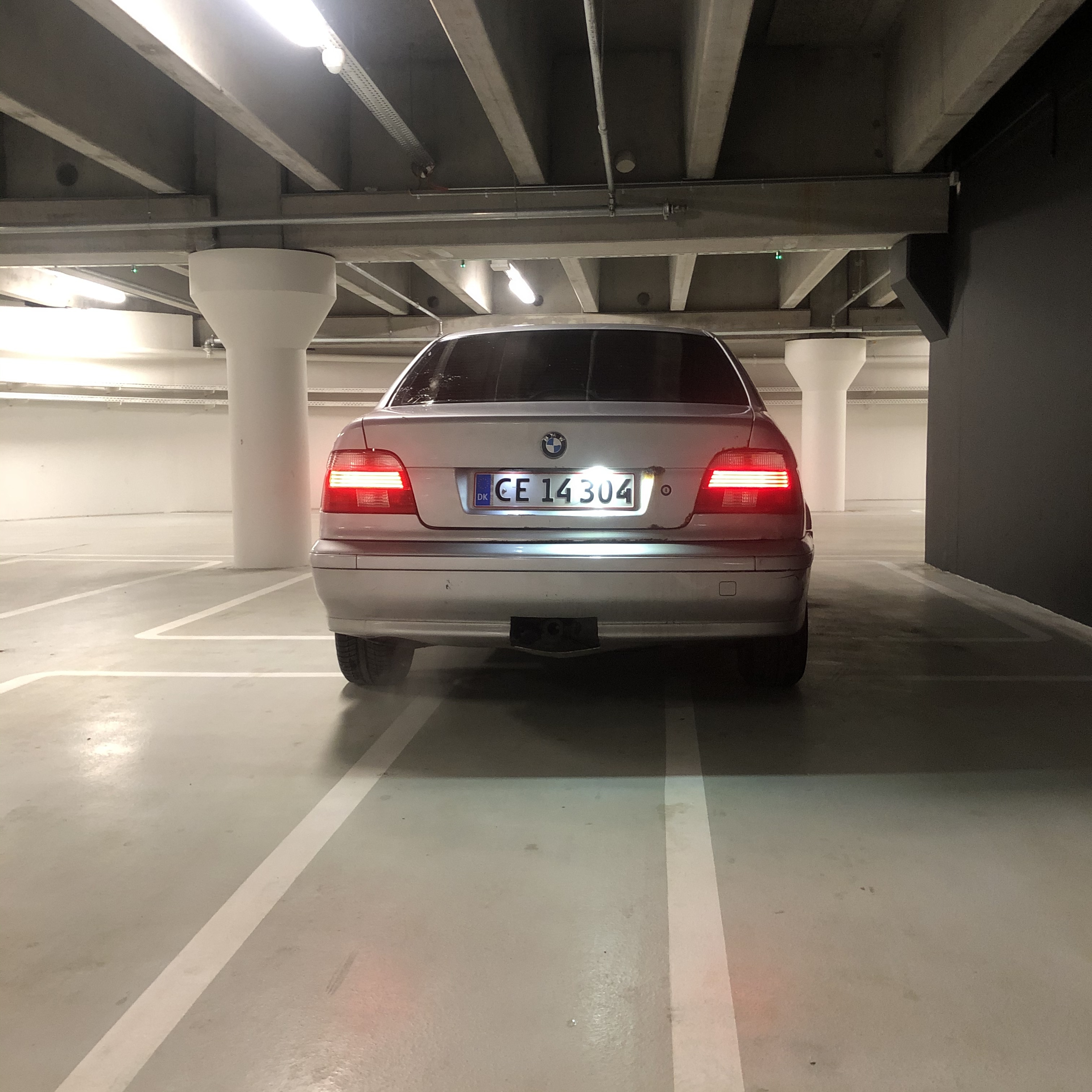 Sølv BMW 520i fra 2002