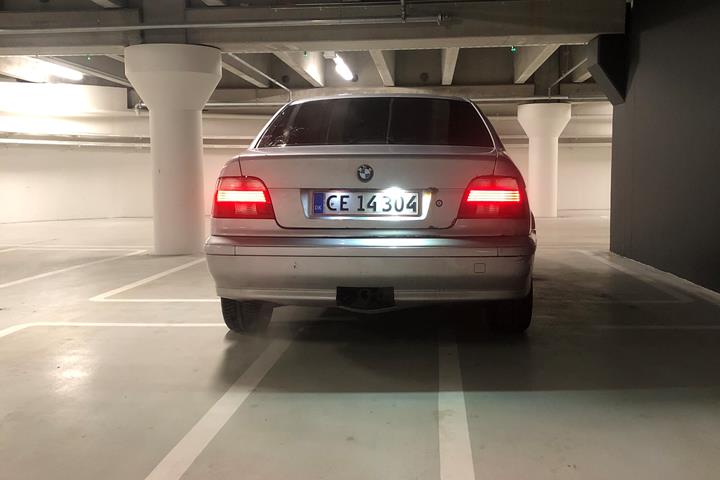 Sølv BMW 520i fra 2002