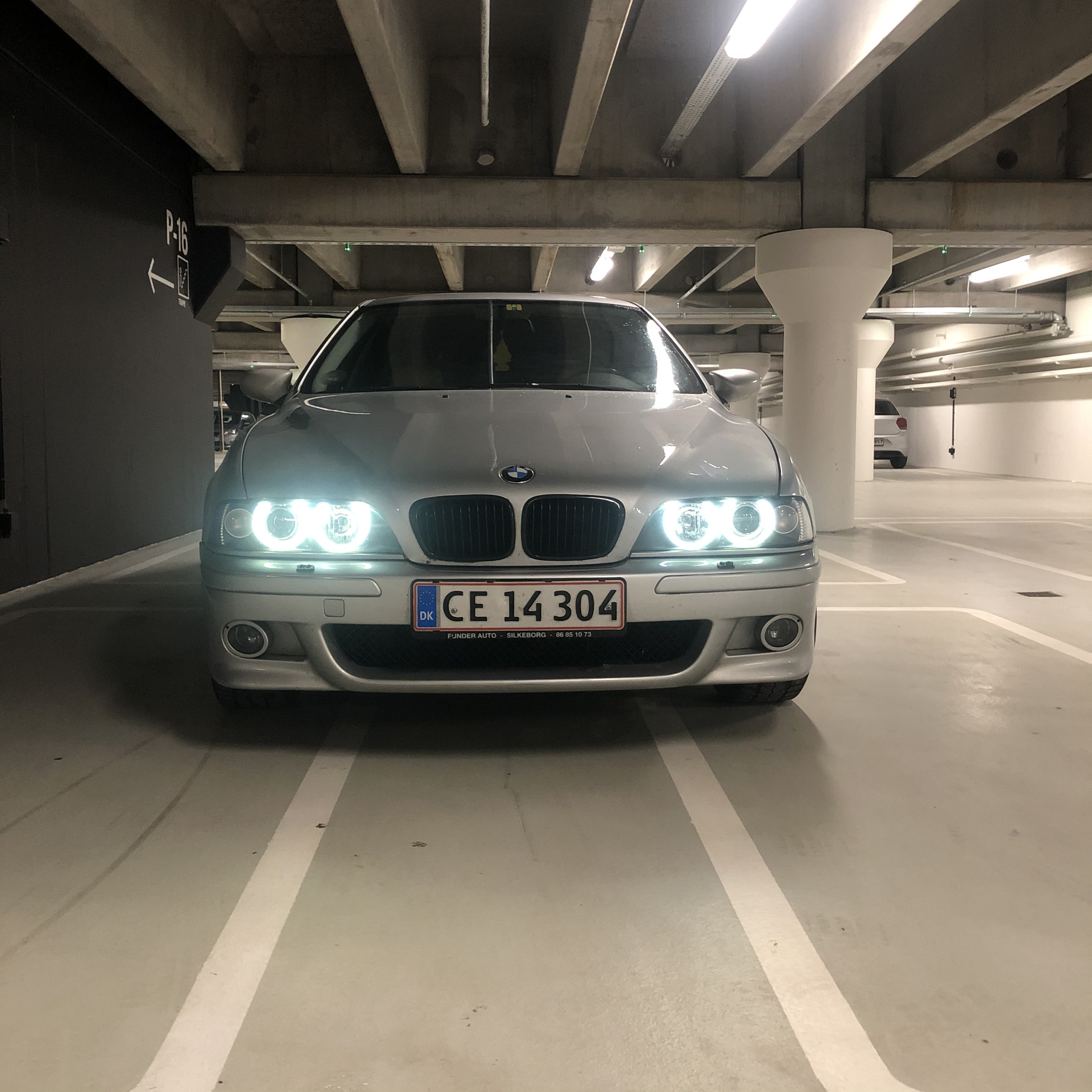 Sølv BMW 520i fra 2002