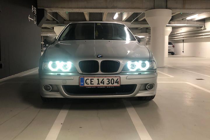 Sølv BMW 520i fra 2002
