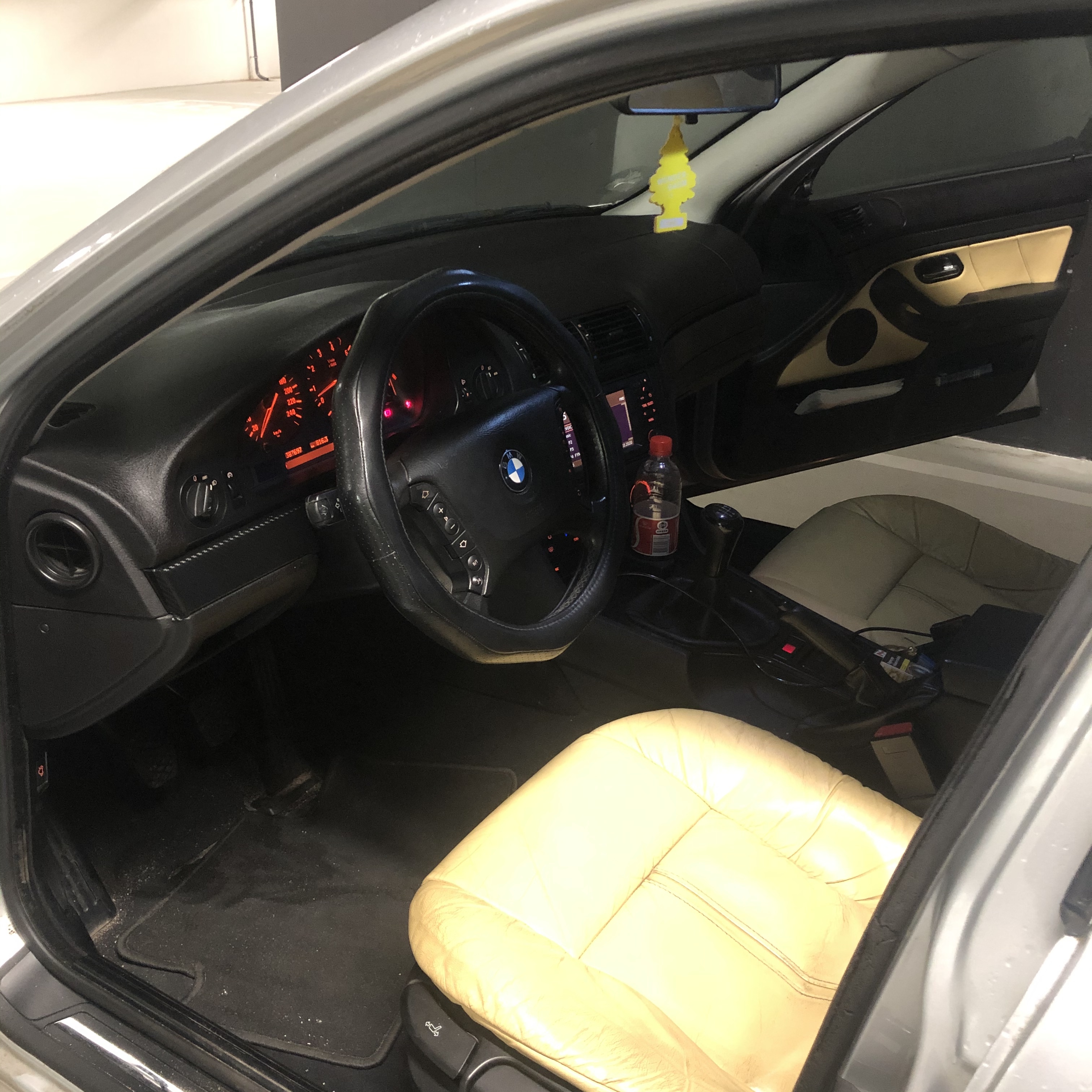 Sølv BMW 520i fra 2002