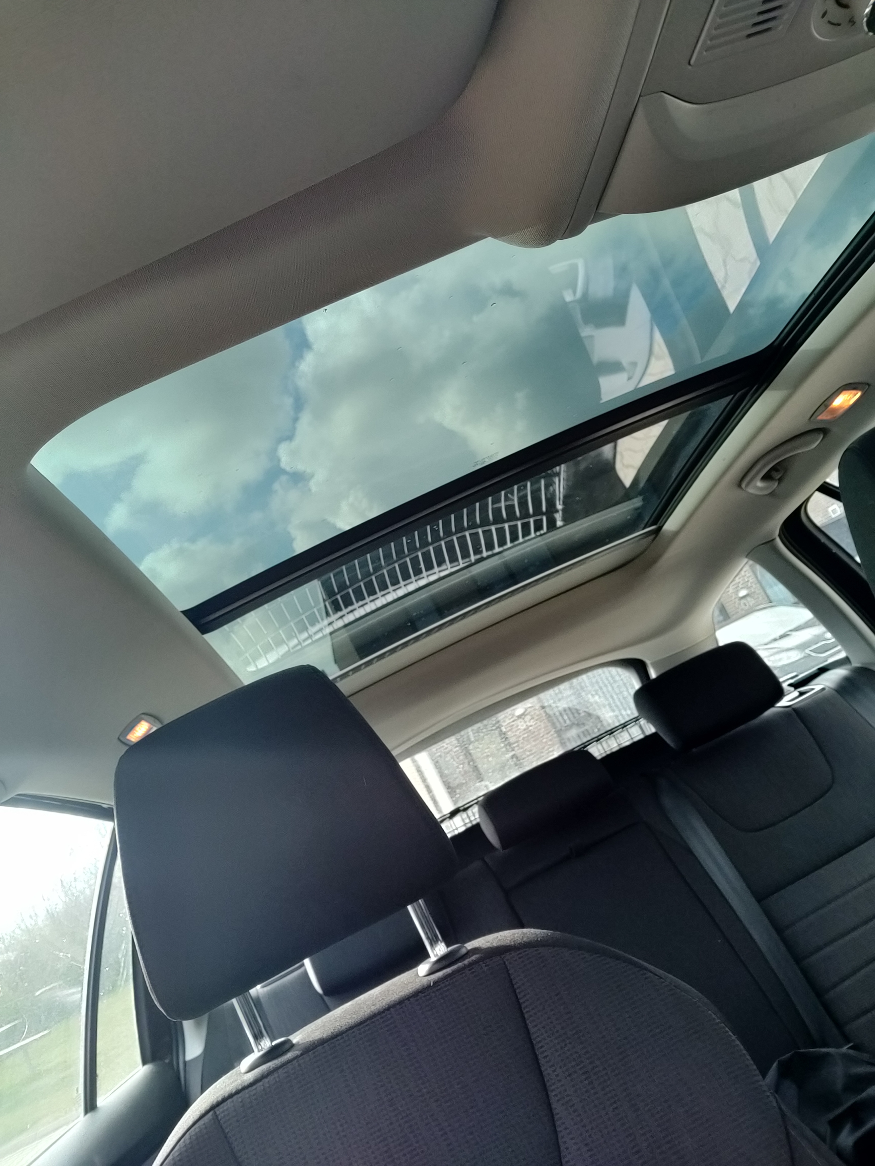 Brun Skoda Octavia fra 2014