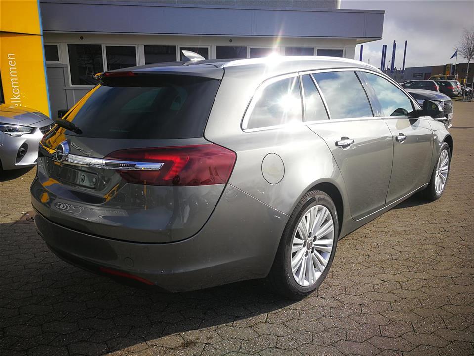Grå Opel Insignia fra 2017