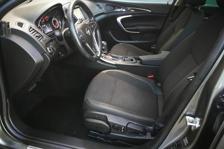 Grå Opel Insignia fra 2017