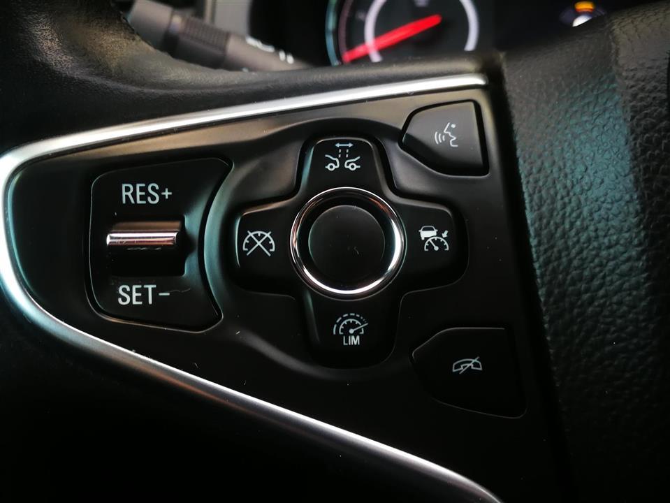 Grå Opel Insignia fra 2017