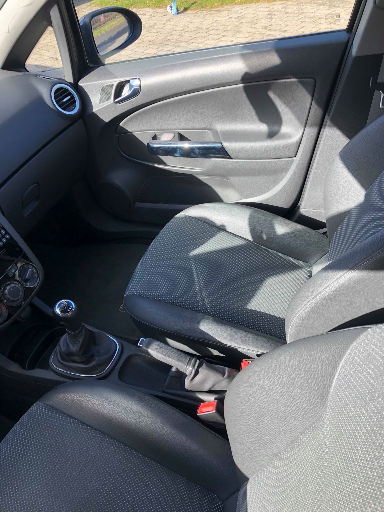 Blå Opel Corsa fra 2009