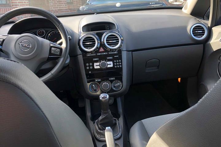 Blå Opel Corsa fra 2009
