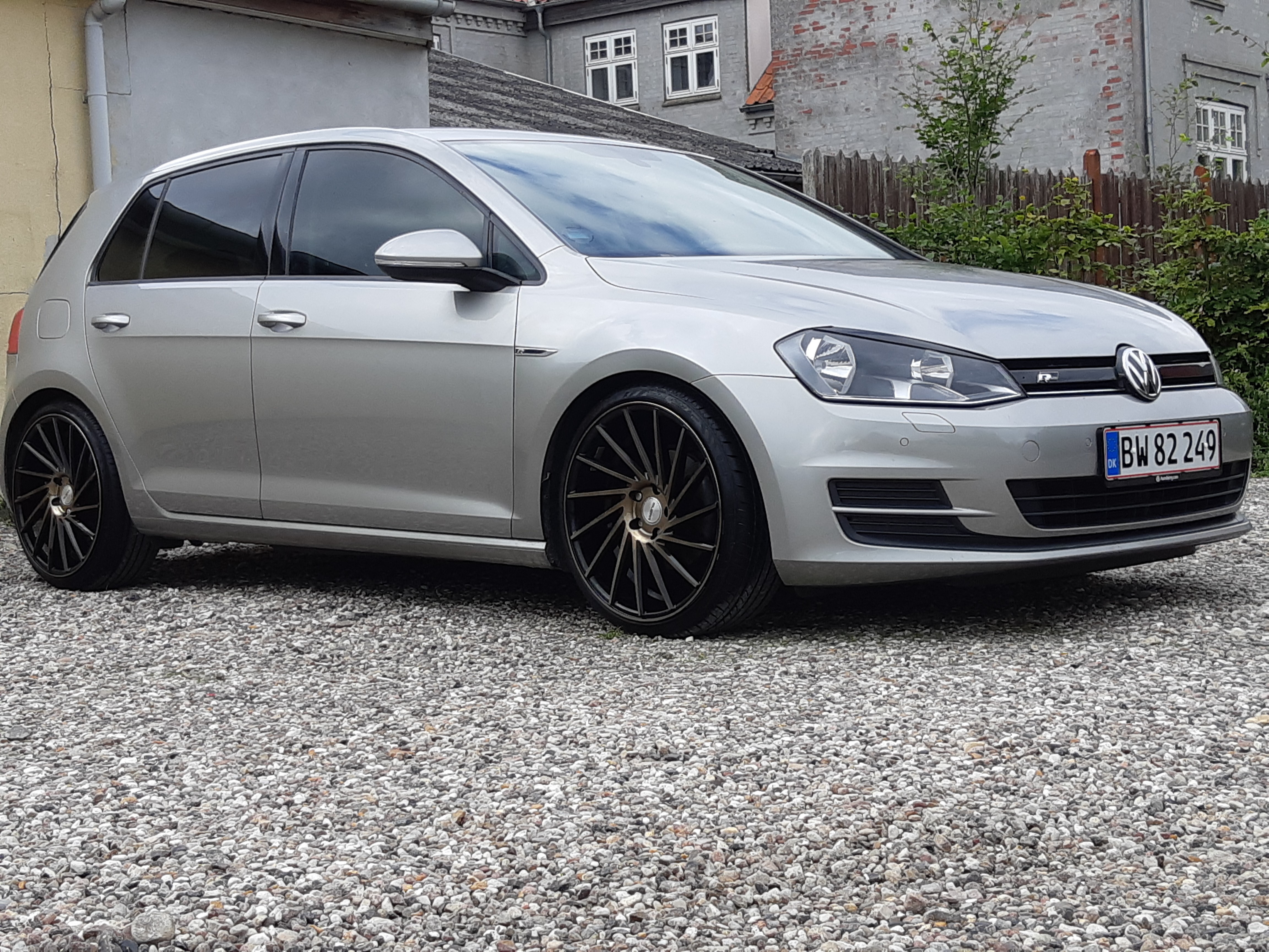 Grå VW Golf VII fra 2014
