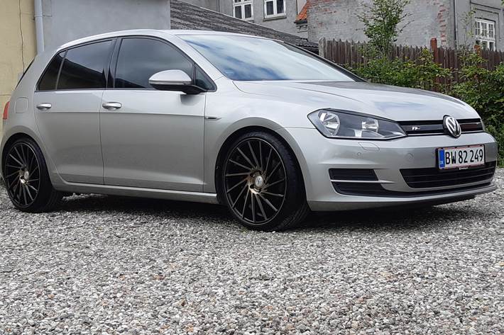 Grå VW Golf VII fra 2014
