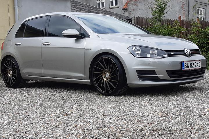 Grå VW Golf VII fra 2014