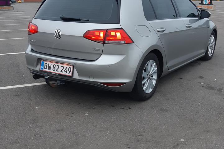 Grå VW Golf VII fra 2014