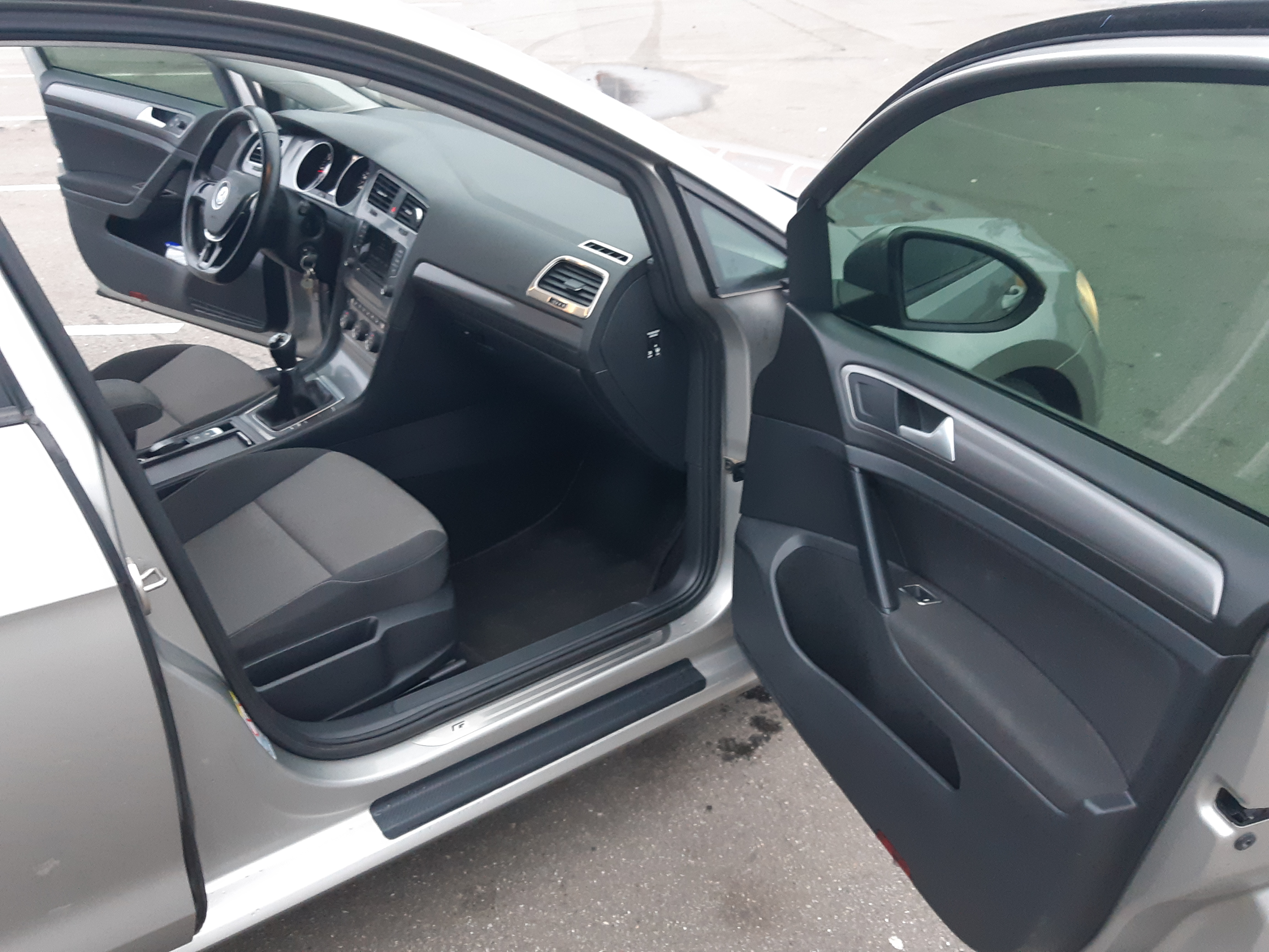 Grå VW Golf VII fra 2014