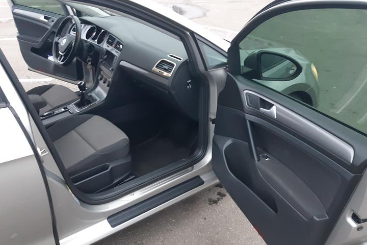 Grå VW Golf VII fra 2014