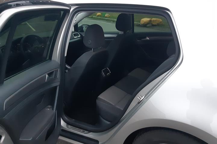 Grå VW Golf VII fra 2014