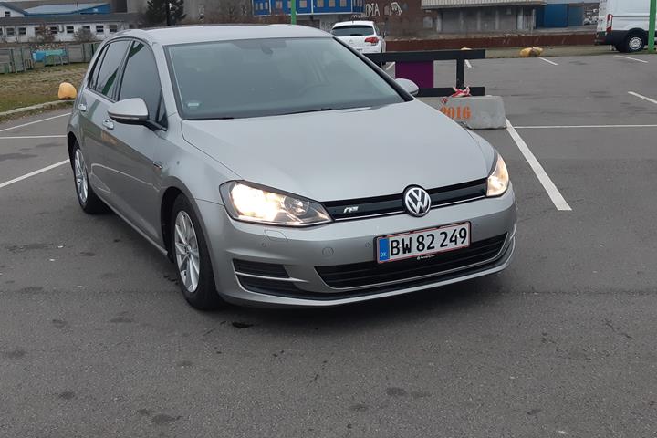 Grå VW Golf VII fra 2014