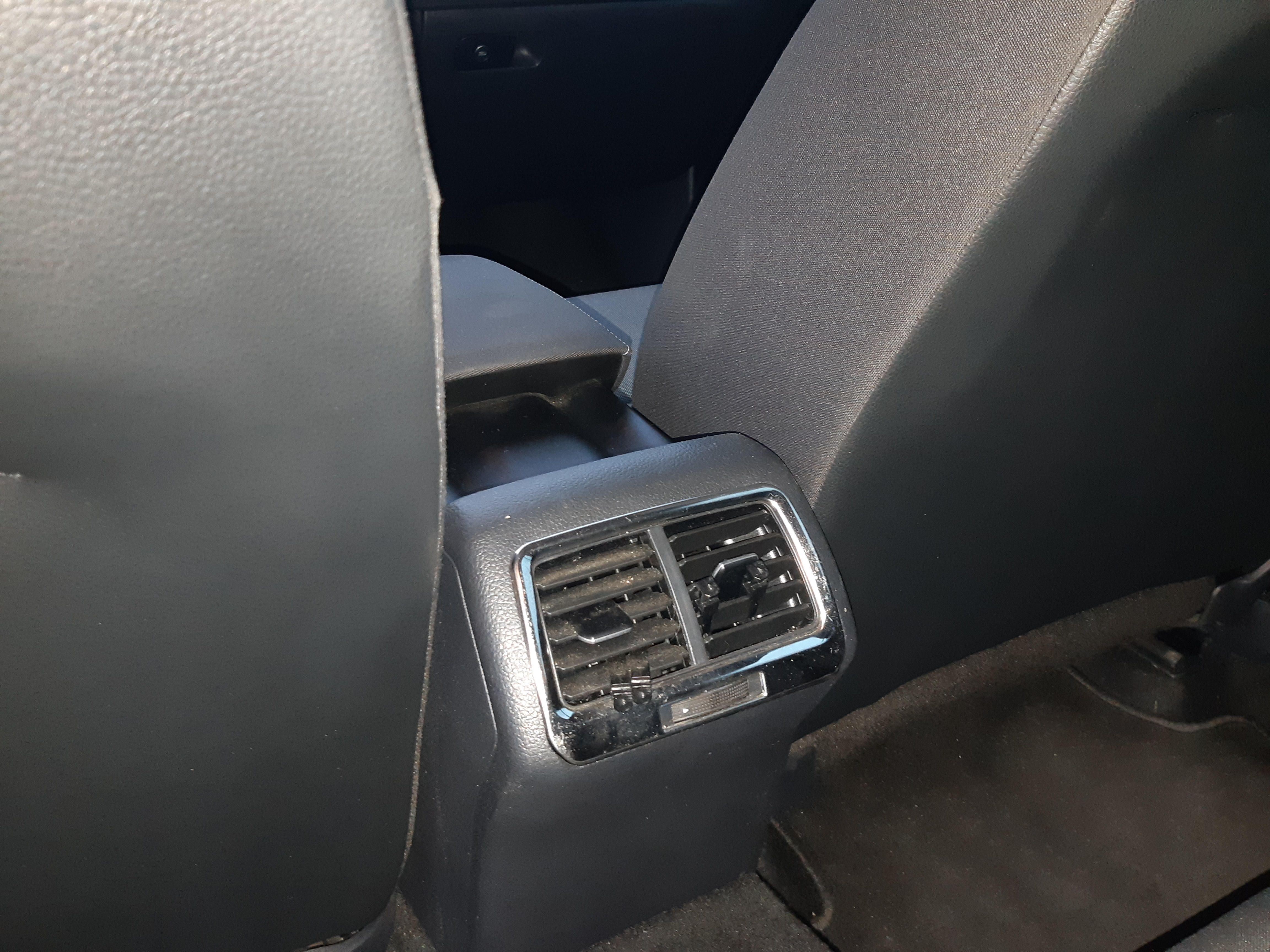 Grå VW Golf VII fra 2014