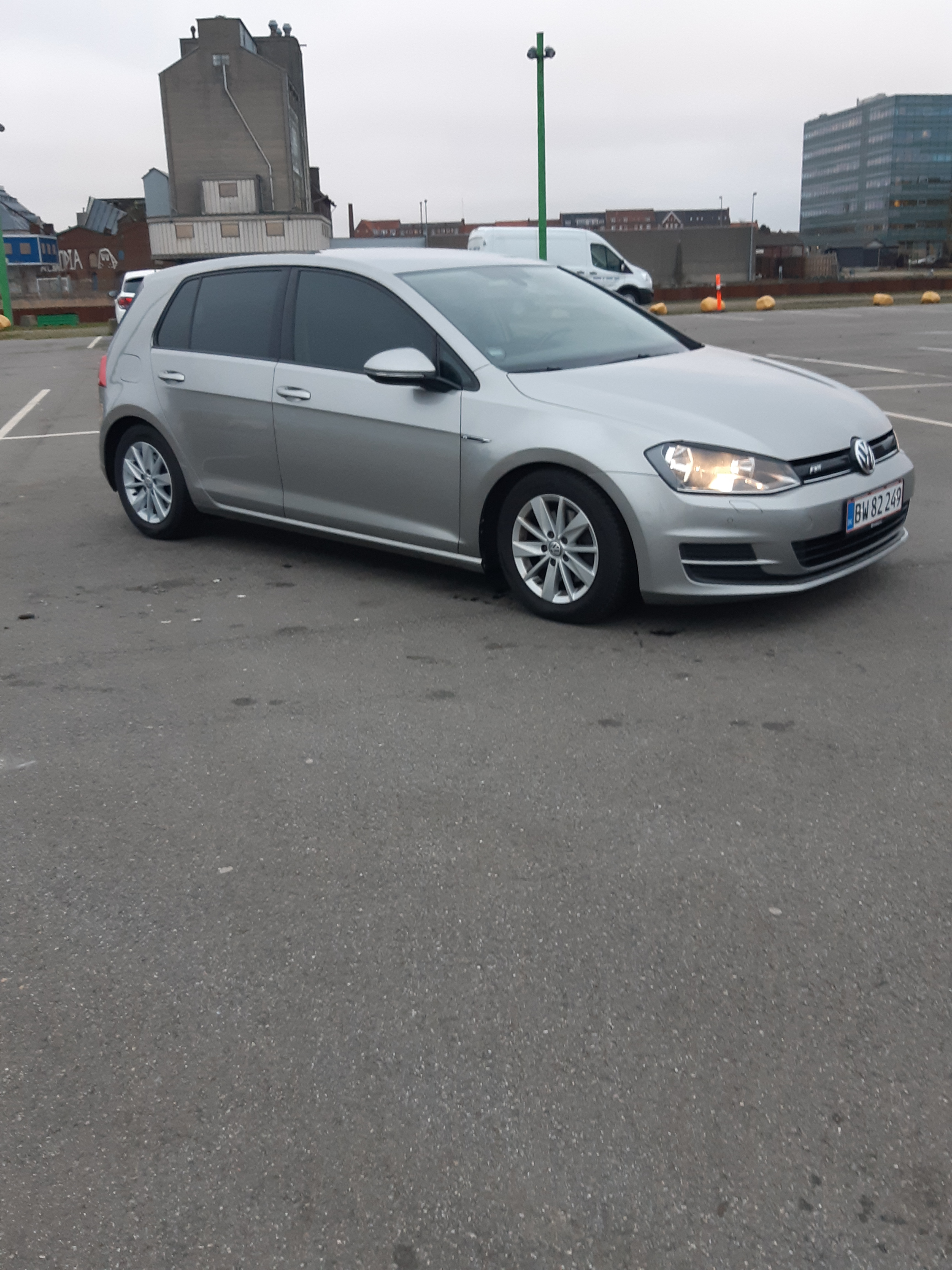 Grå VW Golf VII fra 2014