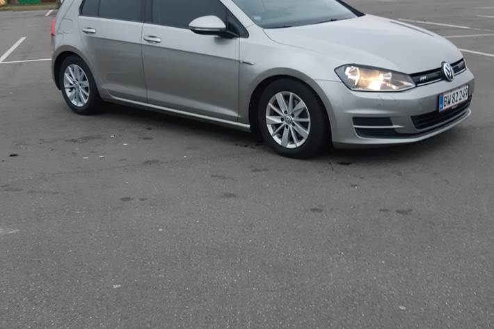 Grå VW Golf VII fra 2014