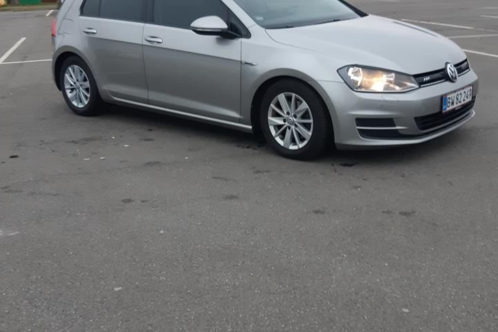 Grå VW Golf VII fra 2014