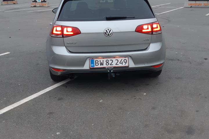 Grå VW Golf VII fra 2014