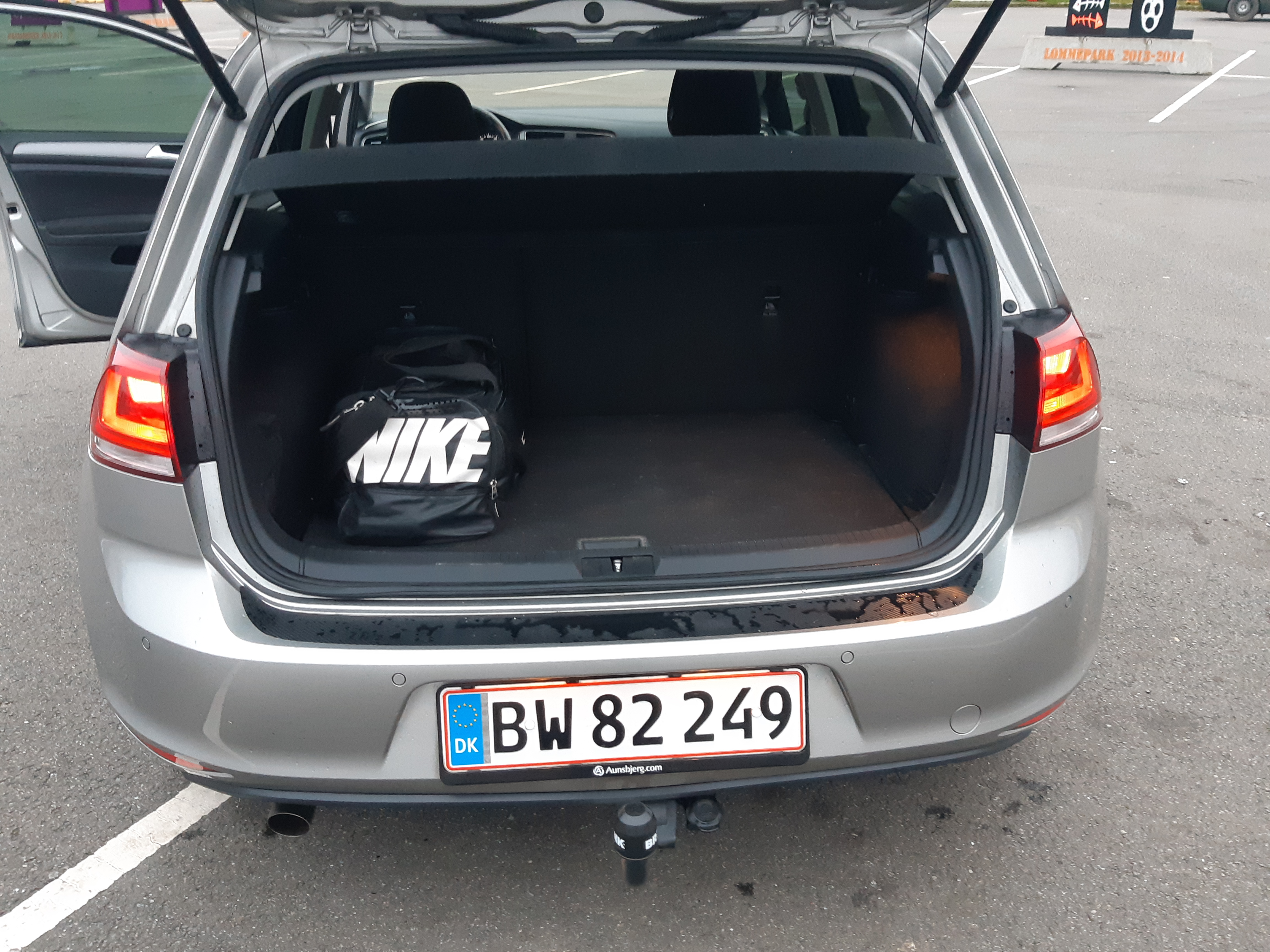 Grå VW Golf VII fra 2014