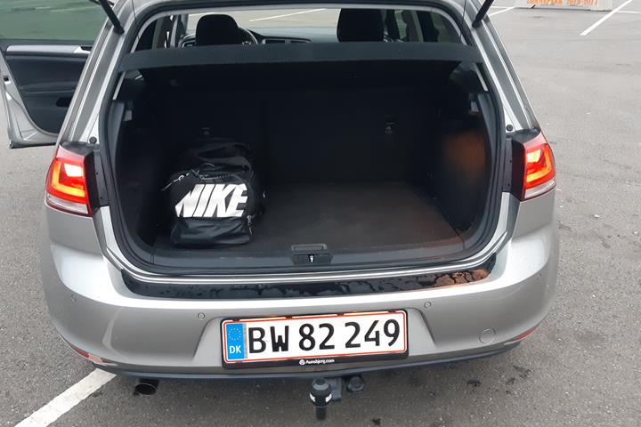 Grå VW Golf VII fra 2014
