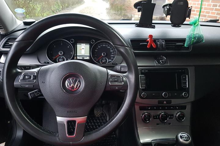 Sort VW Passat fra 2012