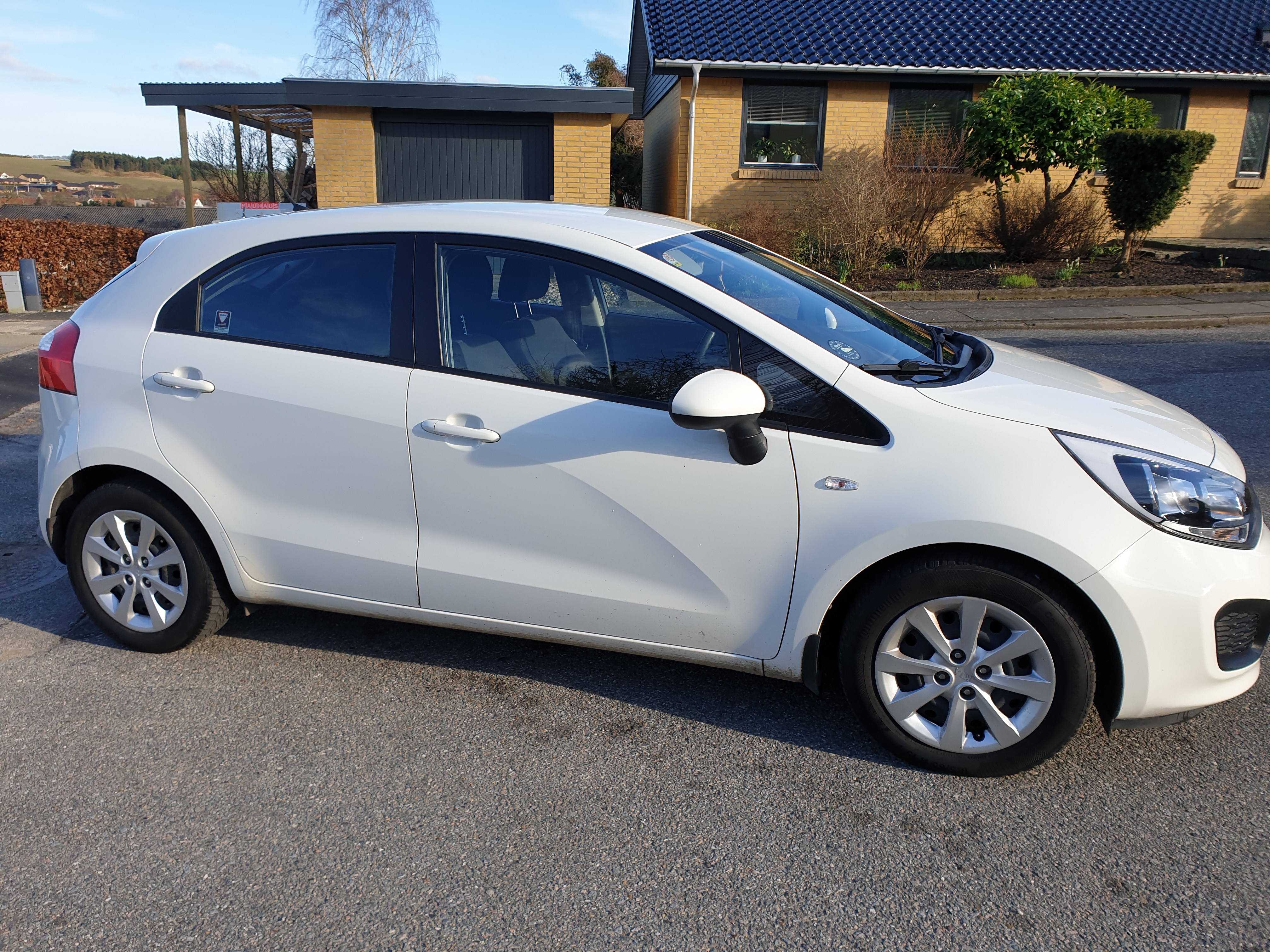 Hvid Kia Rio fra 2014