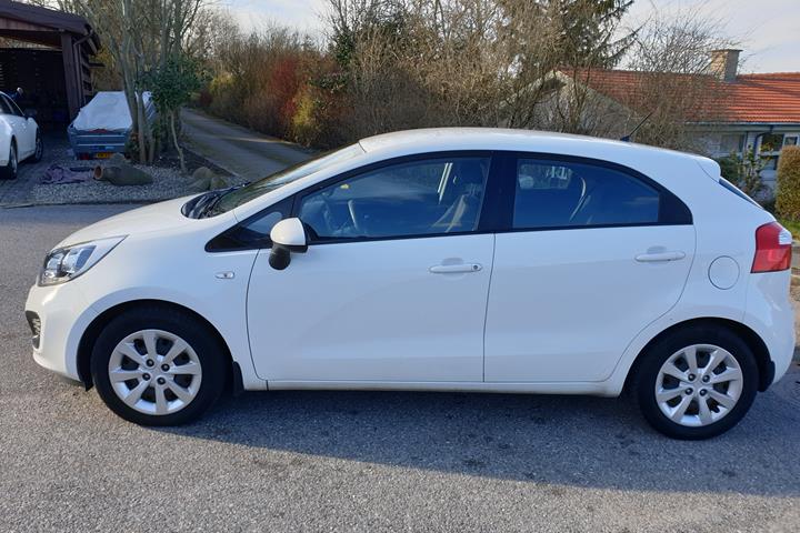 Hvid Kia Rio fra 2014
