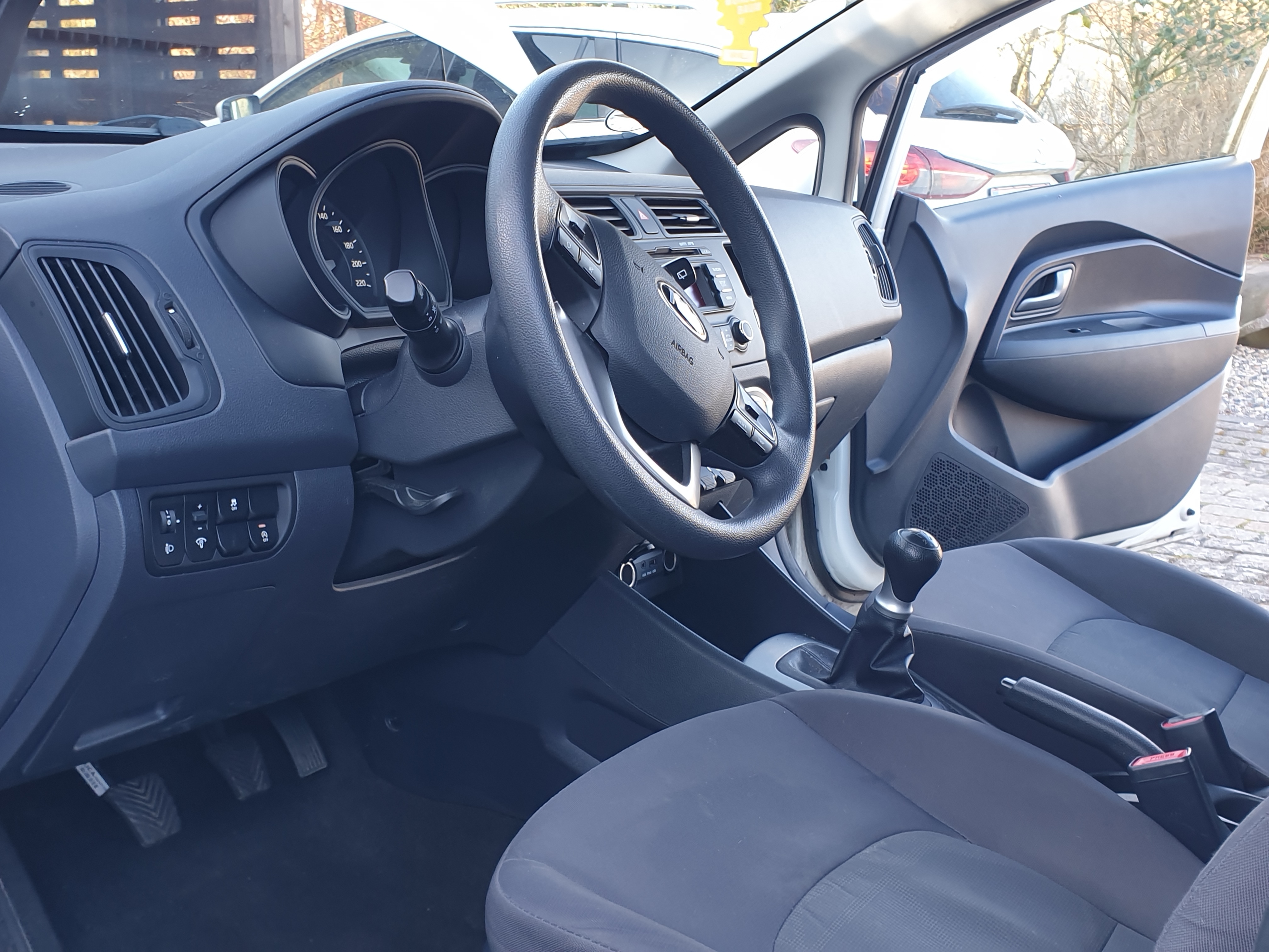 Hvid Kia Rio fra 2014