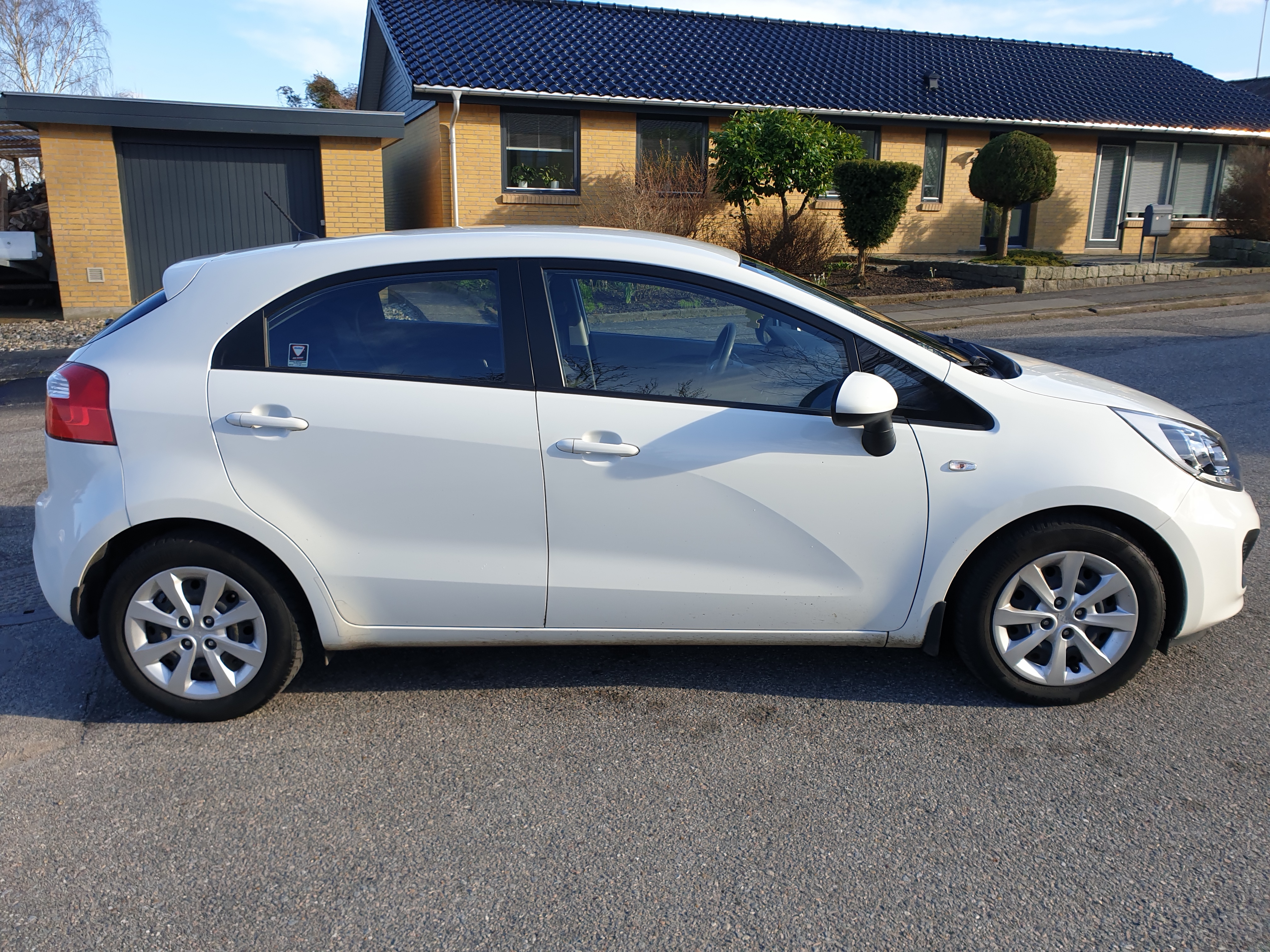 Hvid Kia Rio fra 2014