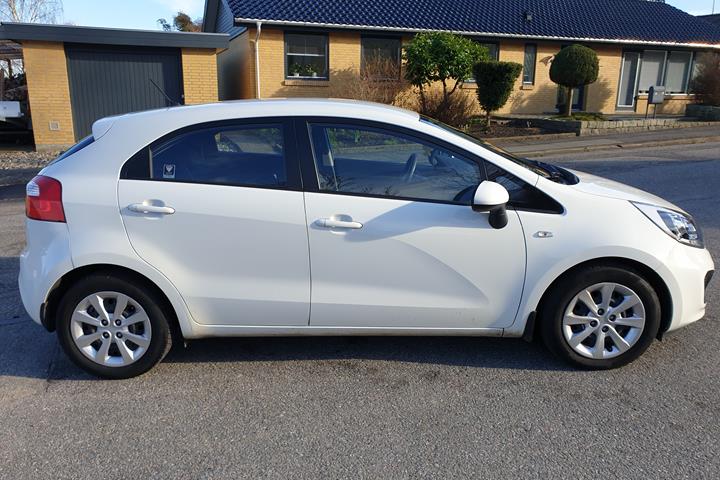 Hvid Kia Rio fra 2014