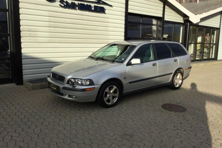 Grå Volvo V40 fra 2004