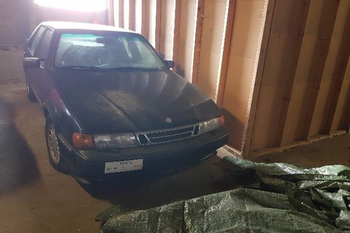 Blå Saab 9000 fra 1994