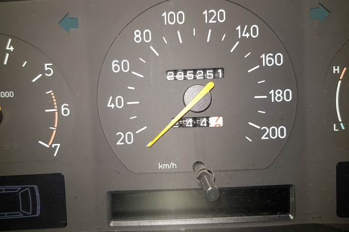 Blå Saab 9000 fra 1994