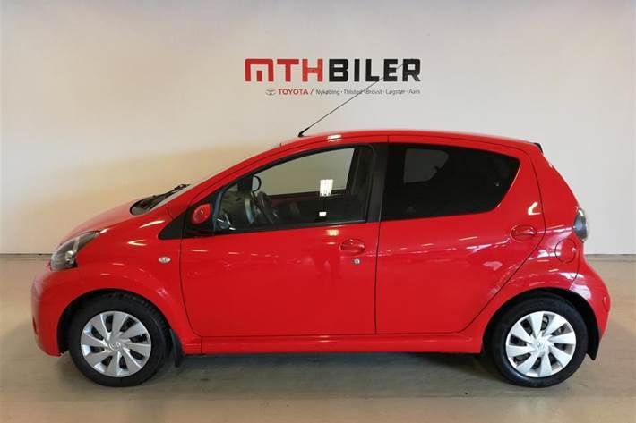 Rød Toyota Aygo fra 2014