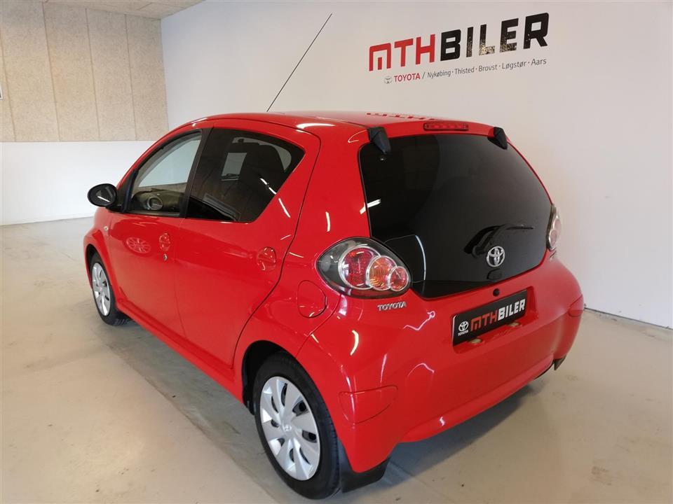 Rød Toyota Aygo fra 2014