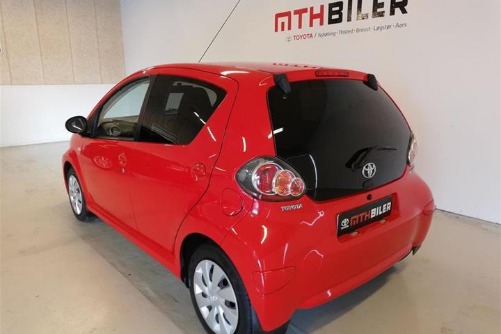 Rød Toyota Aygo fra 2014