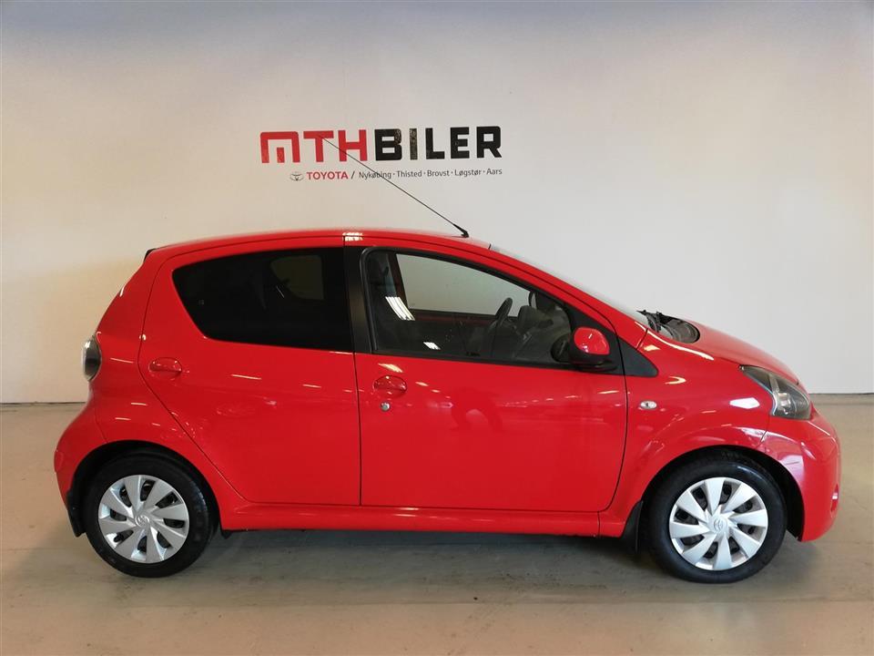 Rød Toyota Aygo fra 2014
