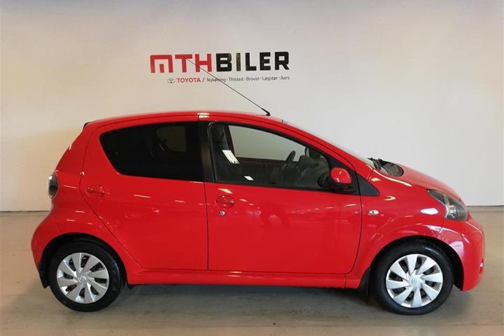 Rød Toyota Aygo fra 2014