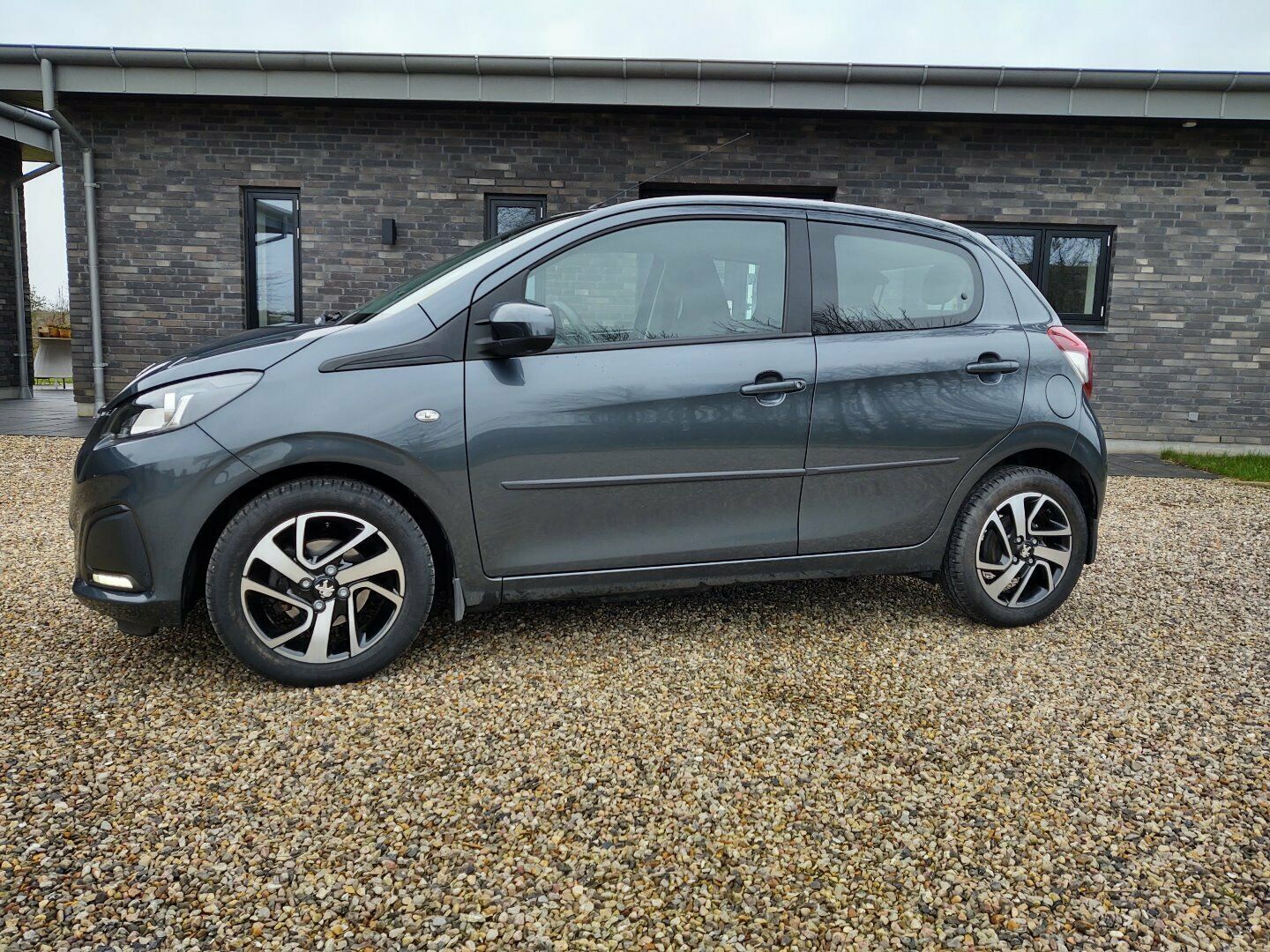 Grå Peugeot 108 fra 2014