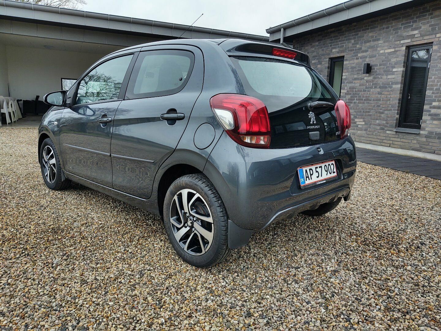 Grå Peugeot 108 fra 2014
