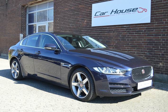 Blå Jaguar XE fra 2017