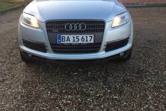 Grå Audi Q7 fra 2007