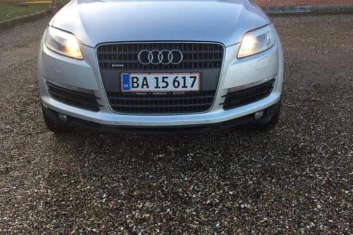 Grå Audi Q7 fra 2007