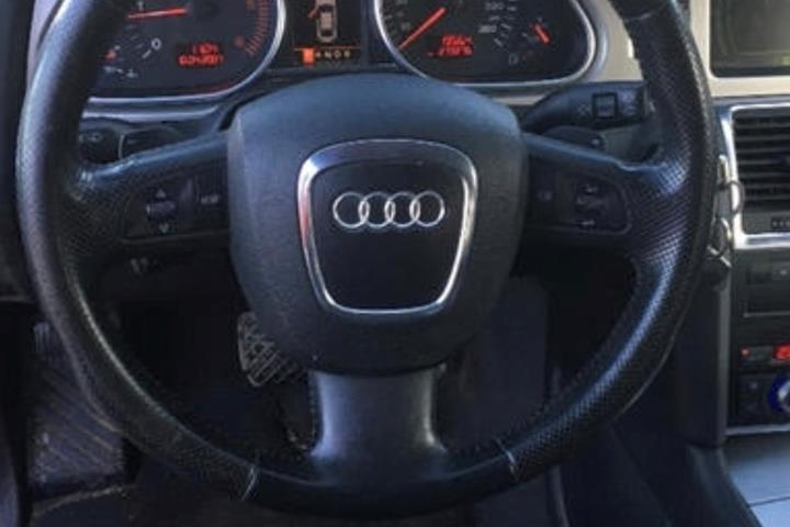 Grå Audi Q7 fra 2007