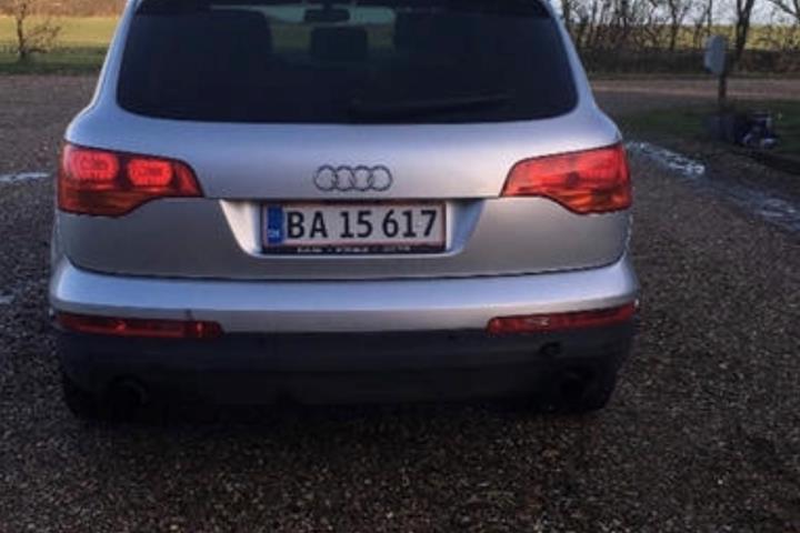 Grå Audi Q7 fra 2007