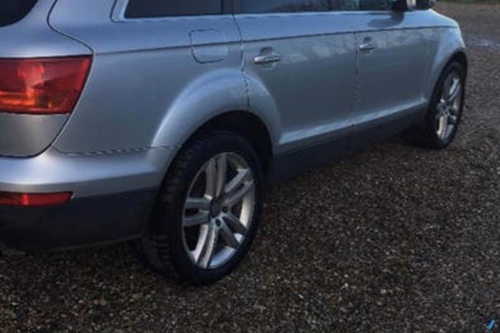 Grå Audi Q7 fra 2007