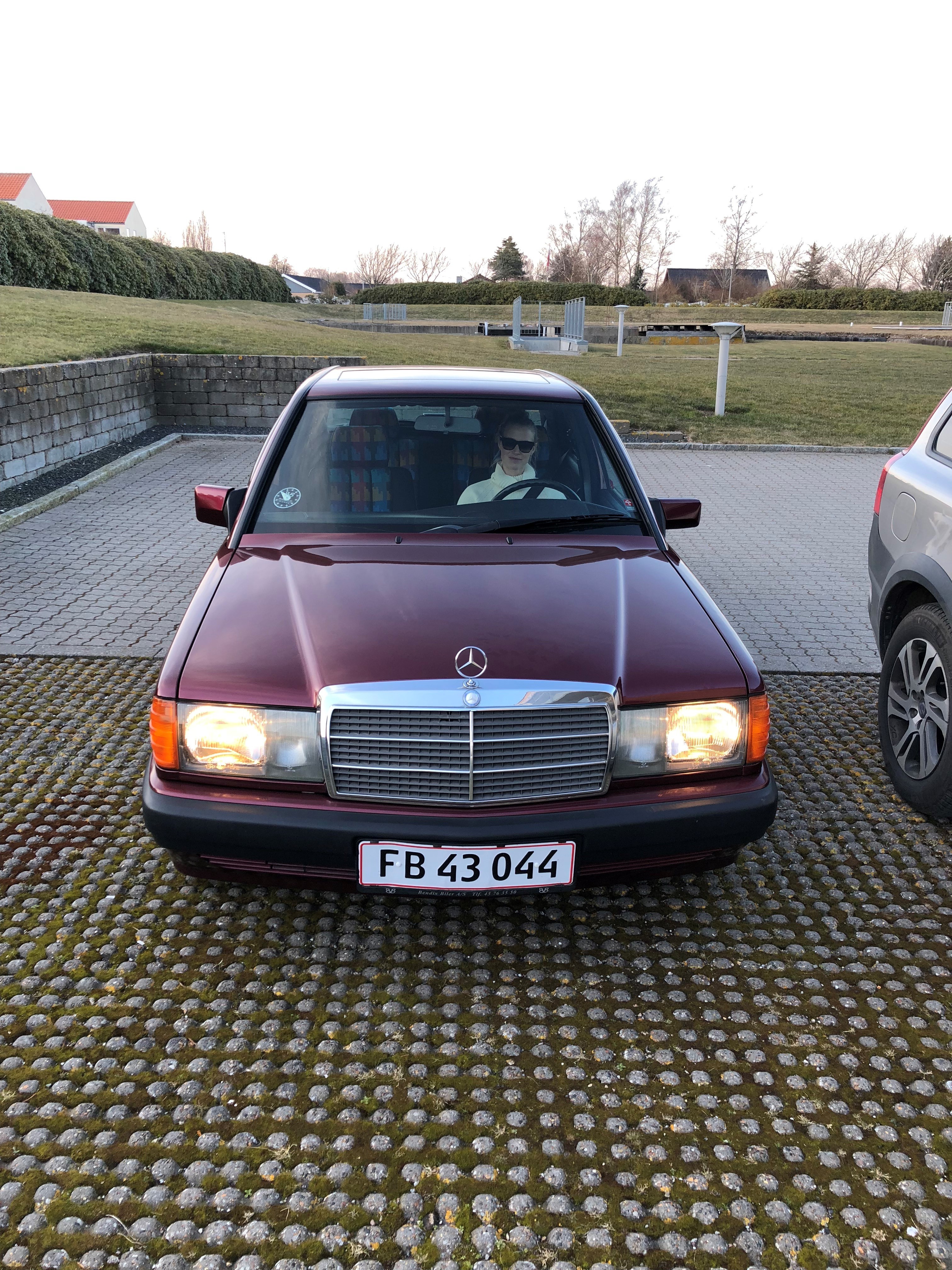Rød Mercedes 190 E fra 1992