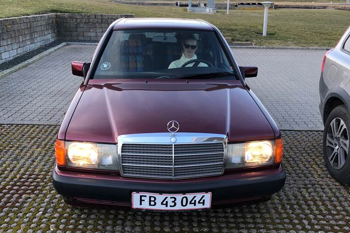 Rød Mercedes 190 E fra 1992
